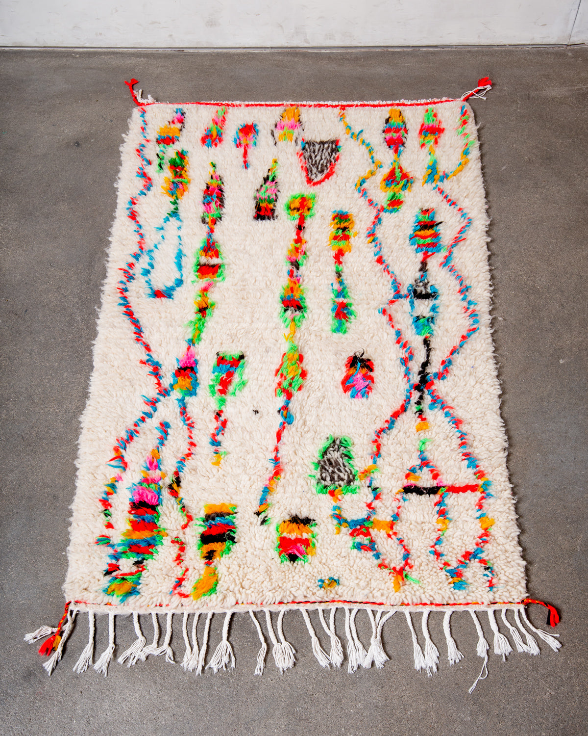 Modern designer handcrafted Berber rug from Morocco. Azilal rug with beautiful colours and patterns. Made of sheep’s wool and colourful cotton.